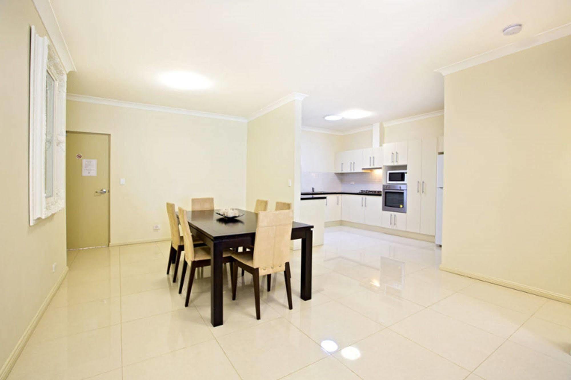 แอสตินา เซอร์วิส อพาร์ตเมนต์ เซ็นทรัล Aparthotel เพนริท ภายนอก รูปภาพ